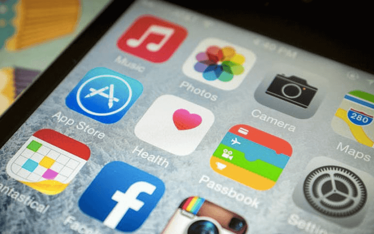 App Store vs Google Play: Revenue & Downloads